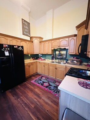 Private kitchen - Artsy Shotgun home in Historic Algiers Point. 5 minute walk to ferry to the FQ (New Orleans)
