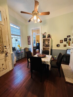 Dining - Artsy Shotgun home in Historic Algiers Point. 5 minute walk to ferry to the FQ (New Orleans)