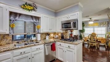 House (4 Bedrooms) | Interior