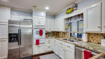 House (4 Bedrooms) | Private kitchen | Microwave, oven, stovetop, dishwasher