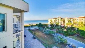 Un hôtel doté d’un balcon donnant sur une plage, d’un parking et d’une piscine.