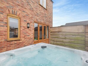 Outdoor spa tub - Lake View 1 - UK45577 (Louth)