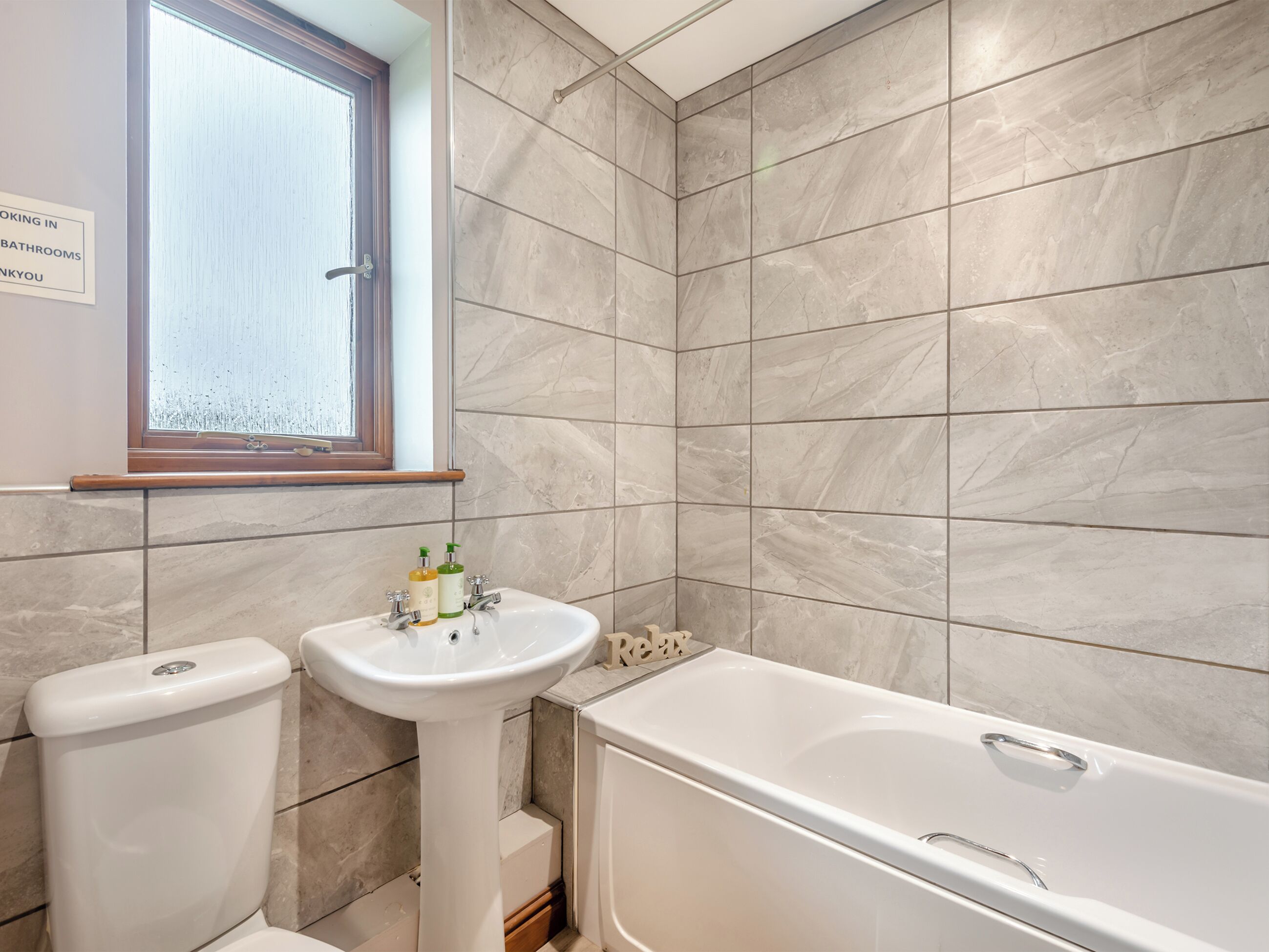 Un bagno con WC, lavandino e vasca da bagno.