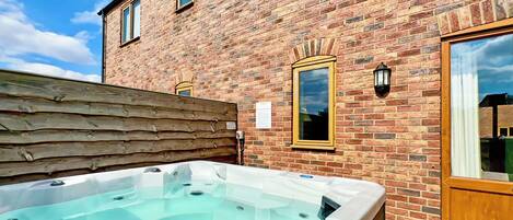 Tina de hidromasaje al aire libre