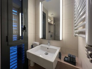 Douche, séchoir à cheveux, serviettes fournies