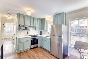 Geladeira, micro-ondas, fogão, cooktop