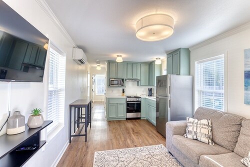 Downtown Cottage, Golf Cart, Walk to Shops & Beach