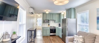 Downtown Cottage, Golf Cart, Walk to Shops & Beach