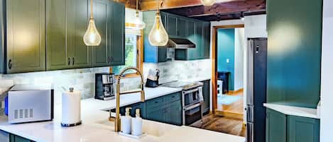 Refrigerador, microondas, horno y parrilla de estufa