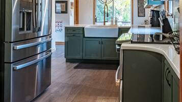 Frigorífico, microondas, horno y placa de cocina