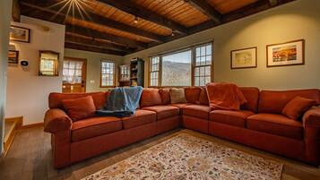 Una Smart TV, una chimenea, libros