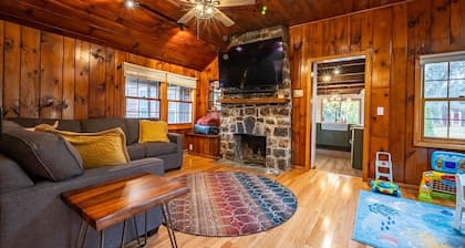 Private Beautiful Home - Family Friendly - 1 min. Walk to Candlewood Lake