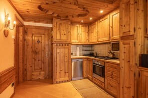 Kühlschrank, Mikrowelle, Ofen, Geschirrspüler