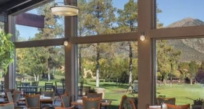 Escape to the mountains. Cozy fireplace beautiful 1 bedroom with full kitchen.