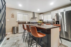 Microwave, oven, stovetop, dishwasher - Charlotte Charm Haven (Charlotte)