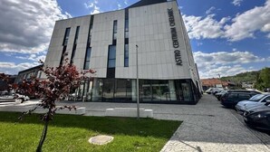 Un bâtiment moderne portant l’inscription « ASTRO CENTUM CHERMEC ».