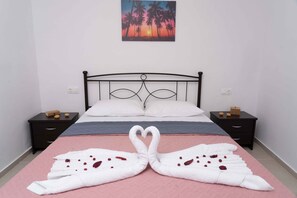 4 dormitoris, planxa i posts de planxar i un bressol de viatge 