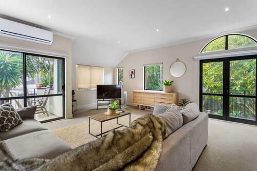 Upper Floor 2BR Unit near Eastern Auckland Beaches