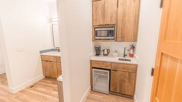 冰箱、微波炉、茶具/咖啡用具、厨具/餐具