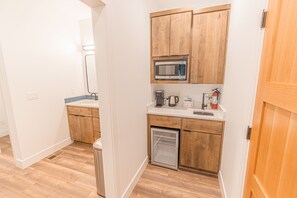 Refrigerador, microondas, cafetera y tetera y utensilios de cocina 