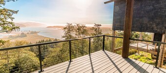 Romantic studio apartment with private deck, work space and incredible views!