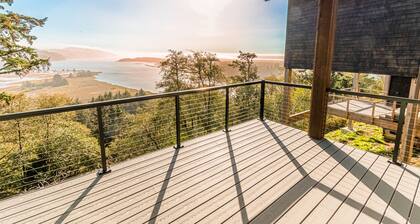 Romantic studio apartment with private deck, work space and incredible views!