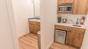 Réfrigérateur, micro-ondes, cafetiÚre/bouilloire