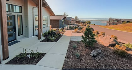 Romantic studio apartment with private deck, work space and incredible views!