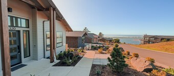 Romantic studio apartment with private deck, work space and incredible views!