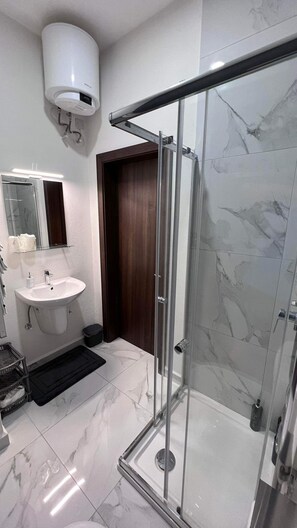 淋浴設備、風筒、提供毛巾、番梘