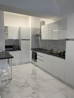 Kjøleskap, mikrobølgeovn, ovn og kokeplater