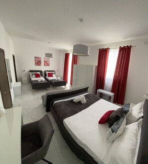 3 間睡房、書桌、熨斗/熨衫板、可攜式嬰兒床