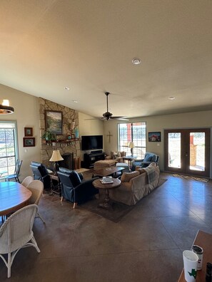 Télévision, cheminée