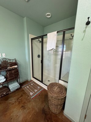 Shower, hair dryer, towels, soap - Star Gazing in the Hill Country! (Mason)
