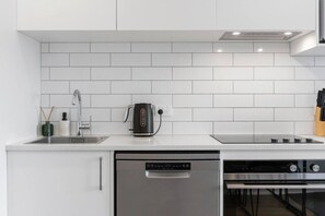 Fridge, microwave, oven, stovetop - Contemporary Urban Retreat (Auckland)