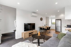 TV - Contemporary Urban Retreat (Auckland)