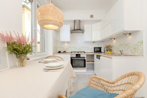 Microwave, oven, dishwasher, high chair - Bright Aapartment Holenderska by Renters (Warsaw)