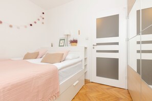 1 bedroom, desk, laptop workspace, free WiFi - Bright Aapartment Holenderska by Renters (Warsaw)