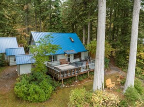 Outdoor dining - Mountain Memories - river access, pet friendly w/ hot tub (Baring)