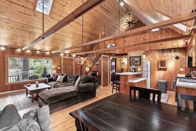 Mountain Memories - river access, pet friendly w/ hot tub