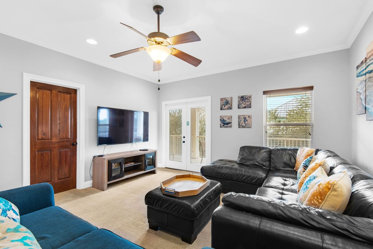 Photo 33 of ⭐Pet Friendly⭐Lagoon Pool-Beach Trolley-2 Kings 👑-5BR Here Comes the Sun