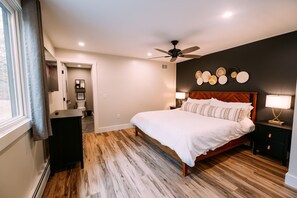 5 soverom, skrivebord, strykejern/-brett og reiseseng for barn