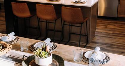 Ellen’s Edge~ Game Room~Home Theater~Hot Tub~Home Gym