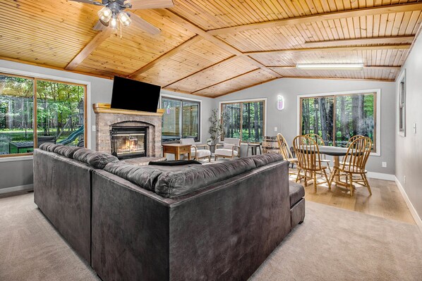 Smart TV, fireplace, video games - Lake Access Cabin with HotTub, Firepit and Indoor Pool Access (Stanwood)