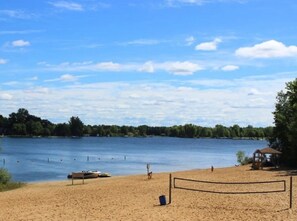 Beach - Lake Access Cabin with HotTub, Firepit and Indoor Pool Access (Stanwood)