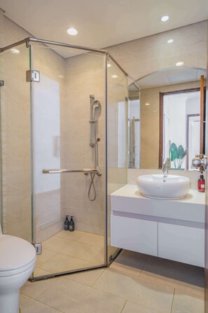 Asciugacapelli, bidet, asciugamani, sapone