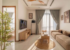 Smart TV - Vinhomes 37F Cozy, Beautiful view, fully furnished (Ho Chi Minh City)