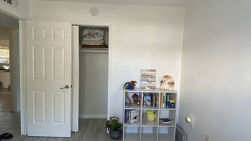 2 chambres, coffres-forts dans les chambres, bureau
