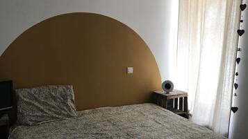 1 slaapkamer, een strijkplank/strijkijzer, reisbedje, wifi