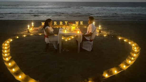 A heart-shaped arrangement of candles on a beach at dusk with the words "MARRY ME" in the center. - Barra Zacapulco - Palapa Abrabam (Acapetahua)